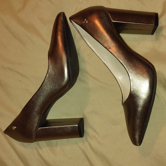 JONES New York "Cali" Champagne Gold Leather Pumps Size 8 1/2 - Picture 9 of 11